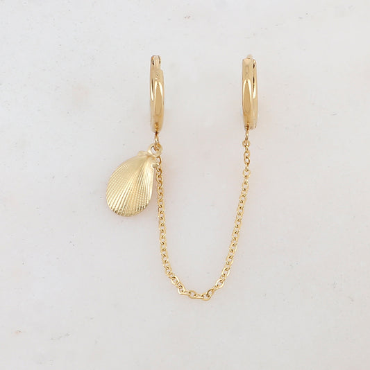 Mono créole avec chaîne, pampille coquillage Longueur chaîne : 5 cm. Diamètre créoles: 1,2 cm