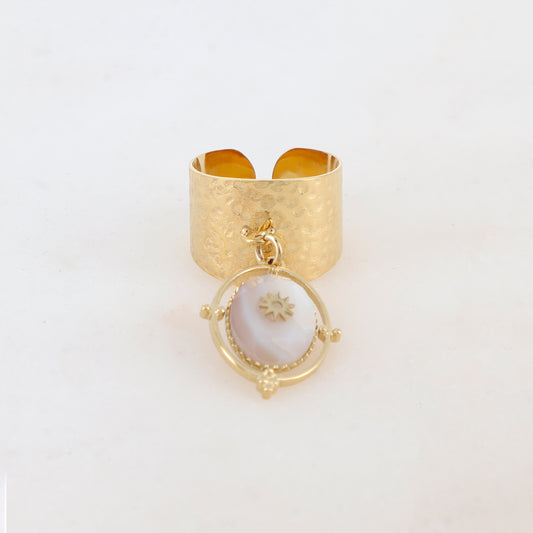 Bague martelée avec pampille ovale, nacre blanche et étoile