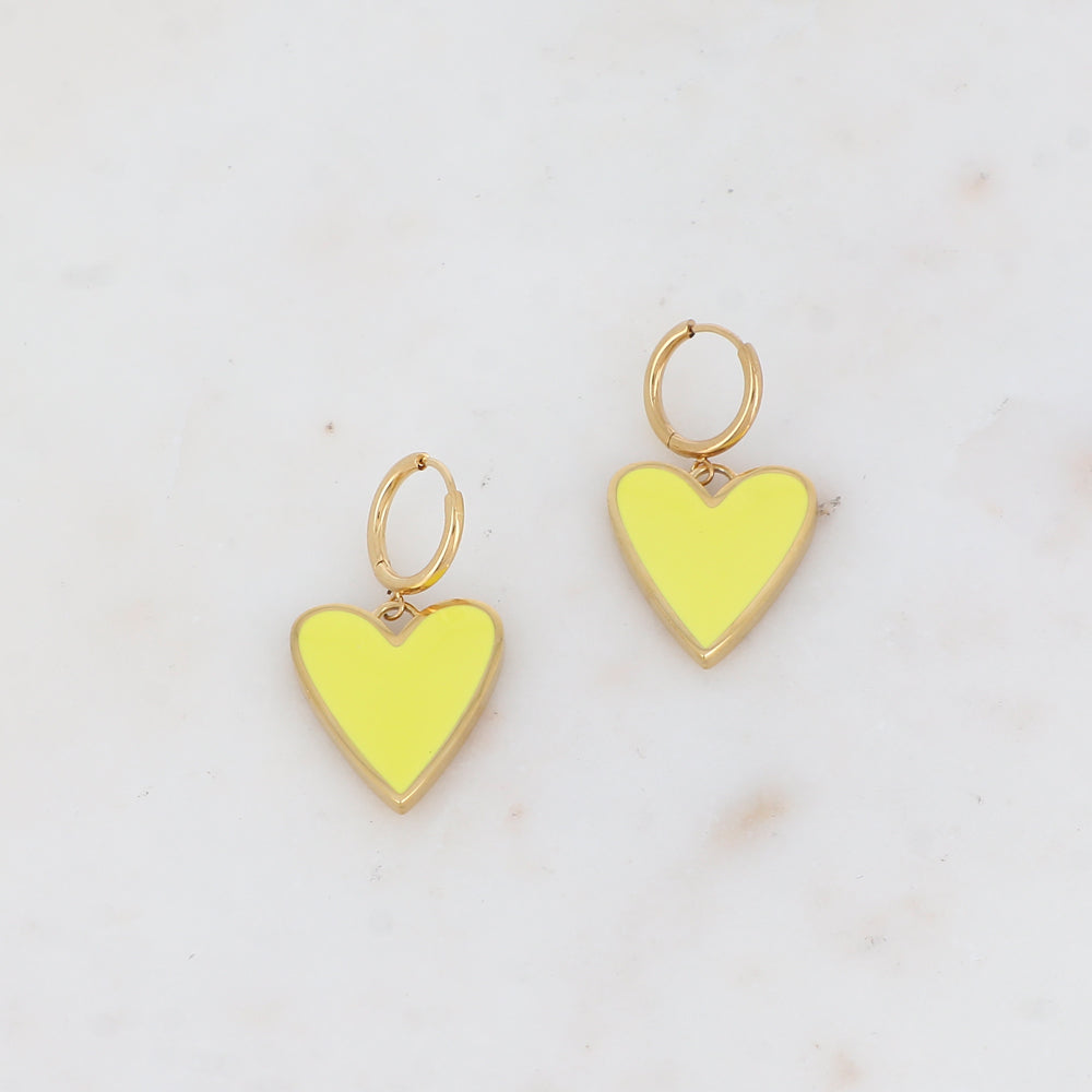Créoles avec pendentif forme cœur émaillé 1,8 x 3,3 cm.