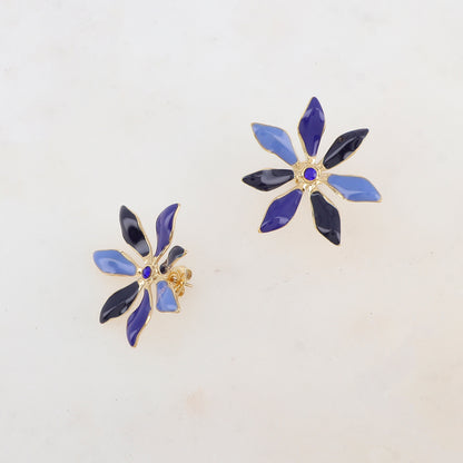 B.O à puce avec fleur émaillée et strass 3 x 3 cm.
