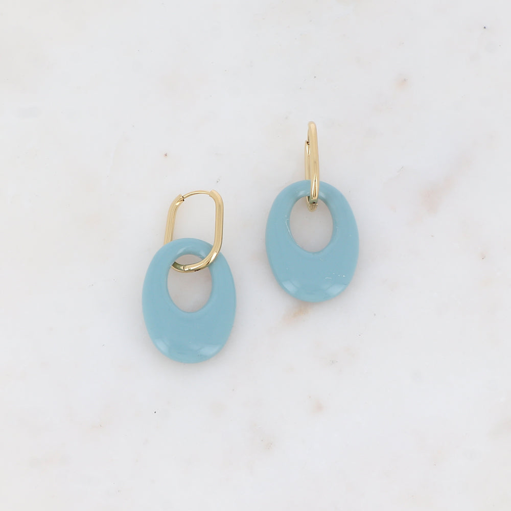 Créoles avec pièce ovale ajourée en résine 2,3 x 4,9 cm.