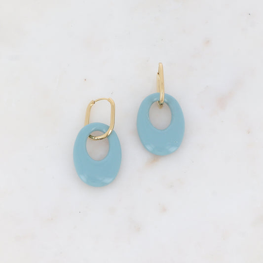 Créoles avec pièce ovale ajourée en résine 2,3 x 4,9 cm.