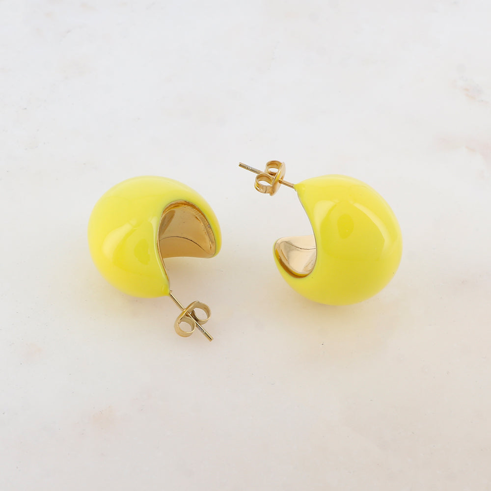 Créoles à puce bombées et émaillées 2 x 2,5 cm.