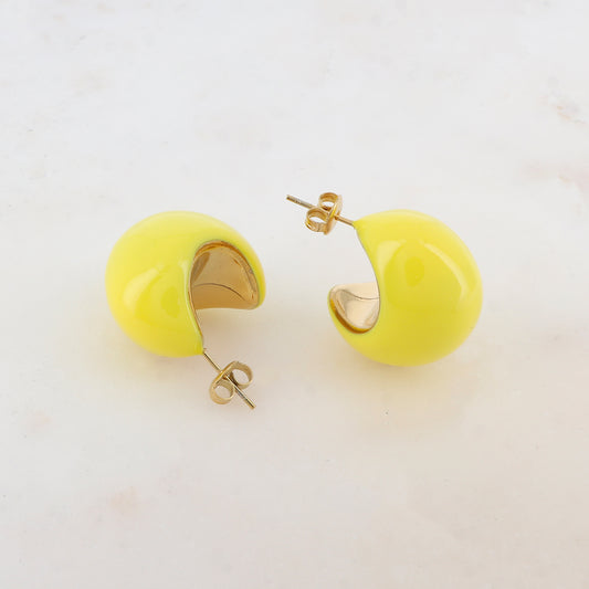 Créoles à puce bombées et émaillées 2 x 2,5 cm.