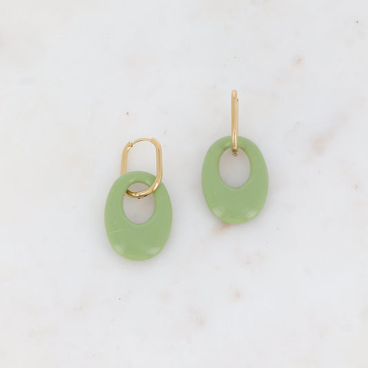 Créoles avec pièce ovale ajourée en résine 2,3 x 4,9 cm.