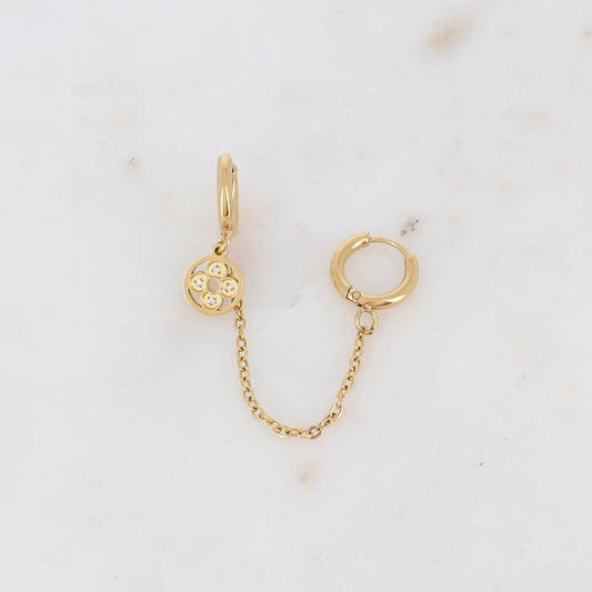Mono créole avec chaîne, pampille ajourée et strass Longueur chaîne : 5 cm. Diamètre créoles: 1,2 cm