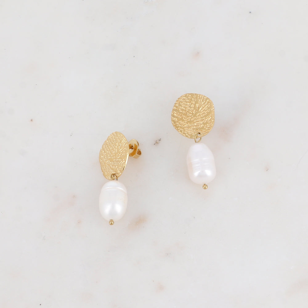 B.O à puce avec pièce texturée et perle d'eau douce 1,6 x 3,5 cm.