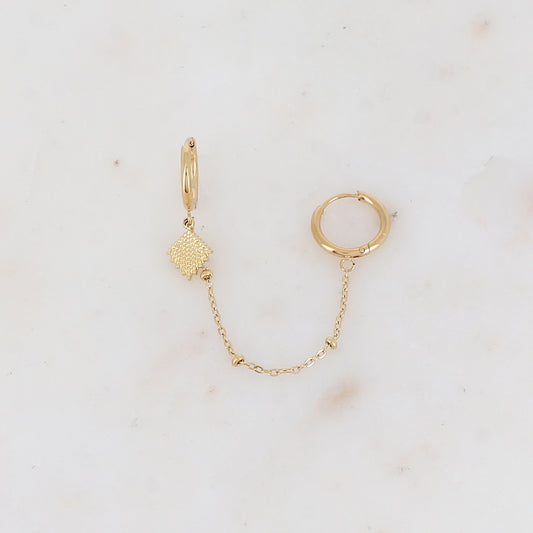 Mono créole avec chaîne, pampille texturée Longueur chaîne : 5,5 cm. Diamètre créoles: 1,2 cm
