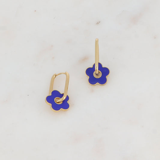 Créoles avec pièce forme fleur émaillée 1,55 x 2,9 cm.