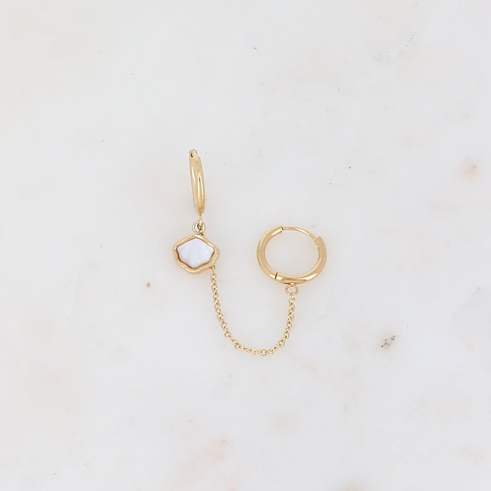 Mono créole avec chaîne, coquillage en nacre Longueur chaîne : 5 cm. Diamètre créoles: 1,2 cm