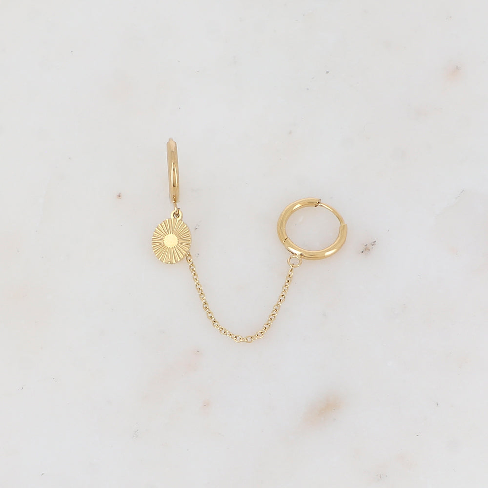 Mono créole avec chaîne, pampille ovale texturée Longueur chaîne : 5 cm. Diamètre créoles: 1,2 cm
