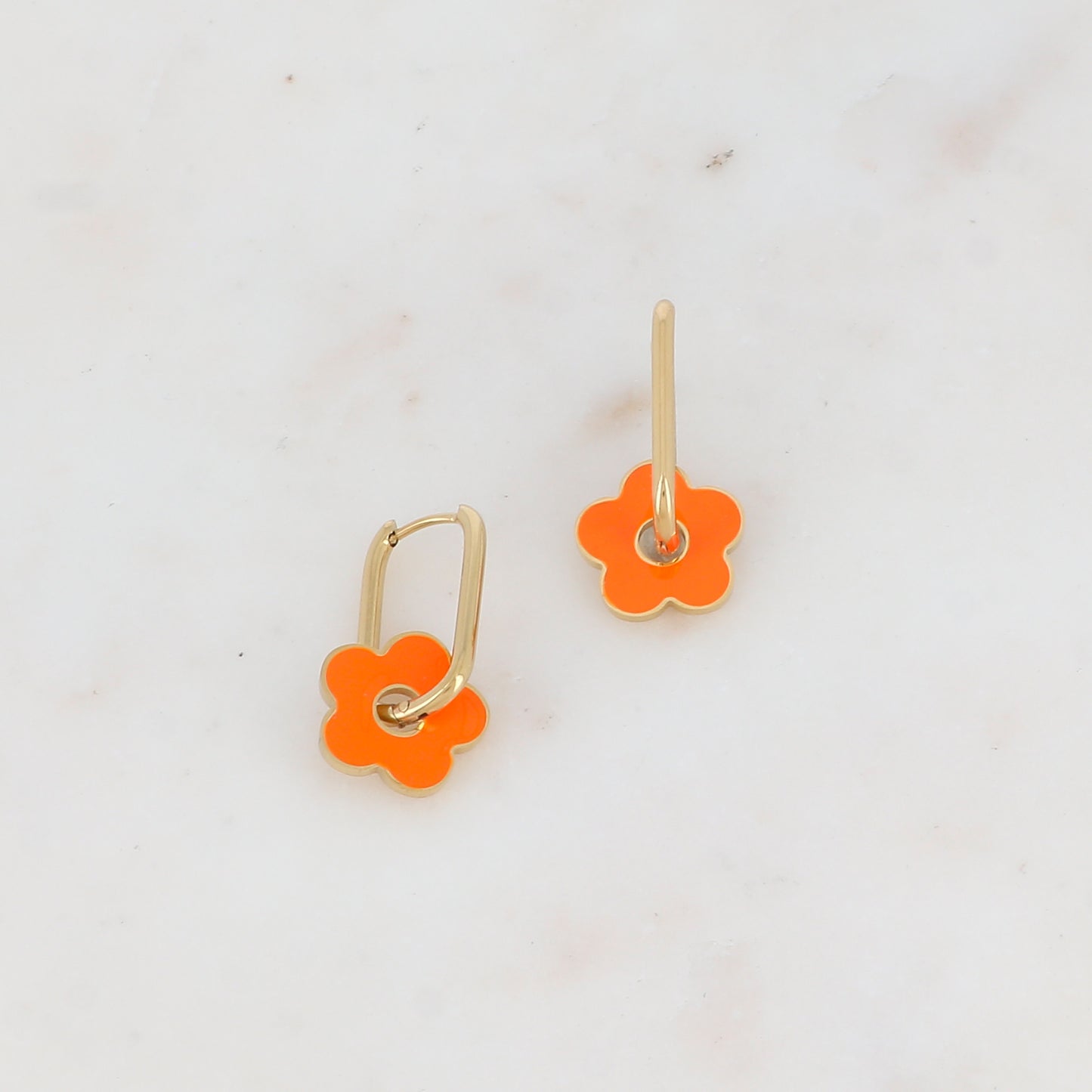 Créoles avec pièce forme fleur émaillée 1,55 x 2,9 cm.