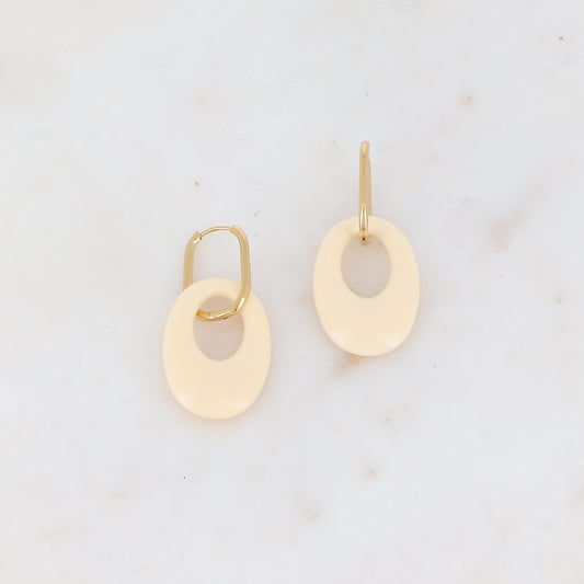 Créoles avec pièce ovale ajourée en résine 2,3 x 4,9 cm.