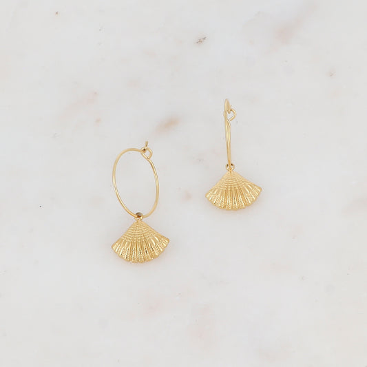 Créoles avec pendentif forme coquillage 1,5 x 3 cm