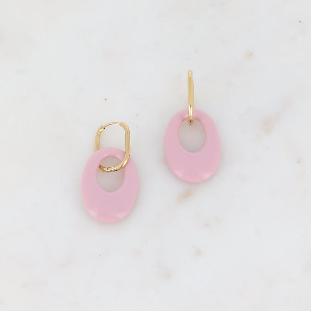 Créoles avec pièce ovale ajourée en résine 2,3 x 4,9 cm.