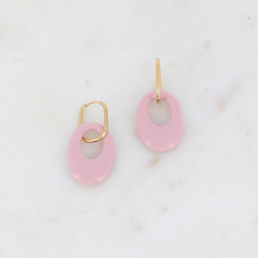 Créoles avec pièce ovale ajourée en résine 2,3 x 4,9 cm.