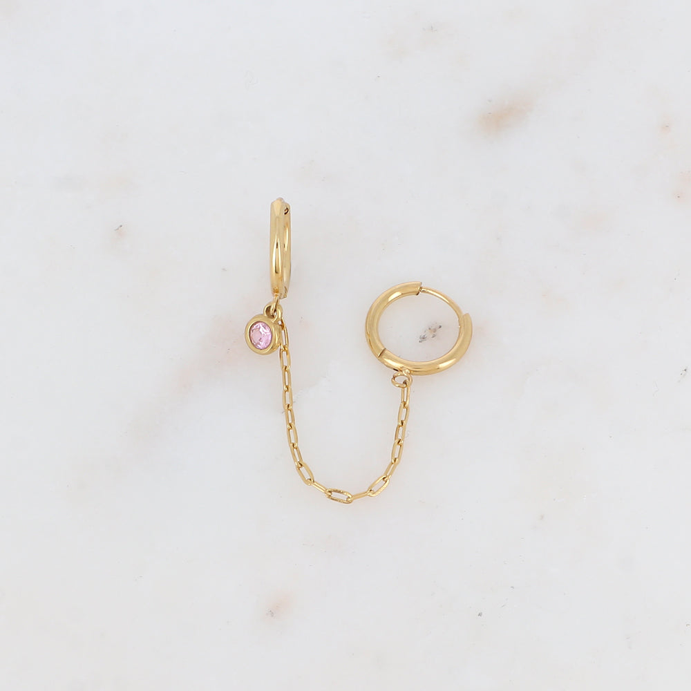 Mono créole avec chaîne, pampille ronde et oxyde de zirconium Longueur chaîne : 4,5 cm. Diamètre créoles: 1,2 cm