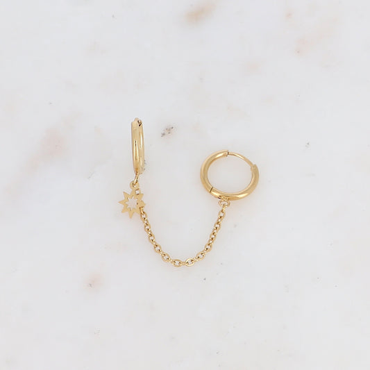 Mono boucle avec chaîne et pampille forme soleil  Longueur chaîne : 4 cm. Diamètre créoles: 1,2 cm