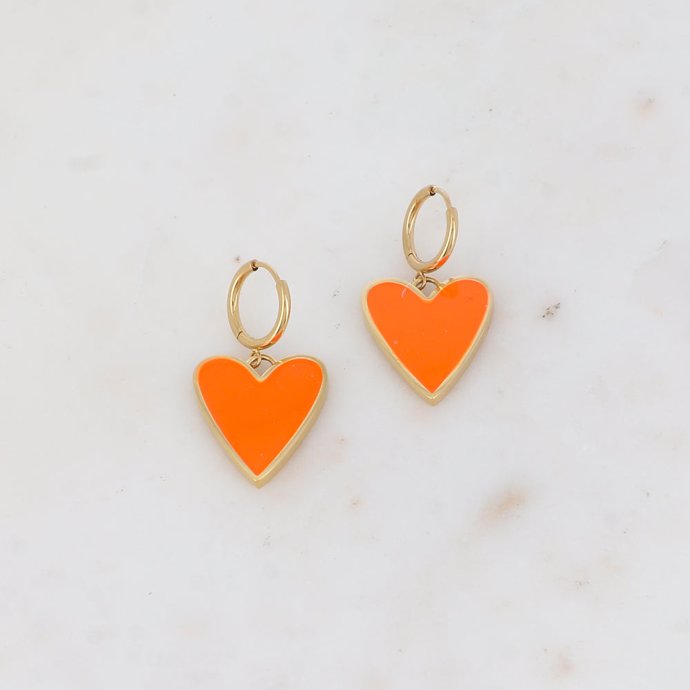 Créoles avec pendentif forme cœur émaillé 1,8 x 3,3 cm.