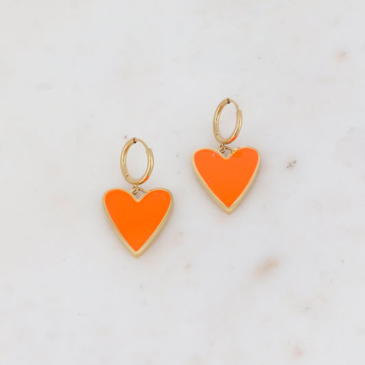 Créoles avec pendentif forme cœur émaillé 1,8 x 3,3 cm.
