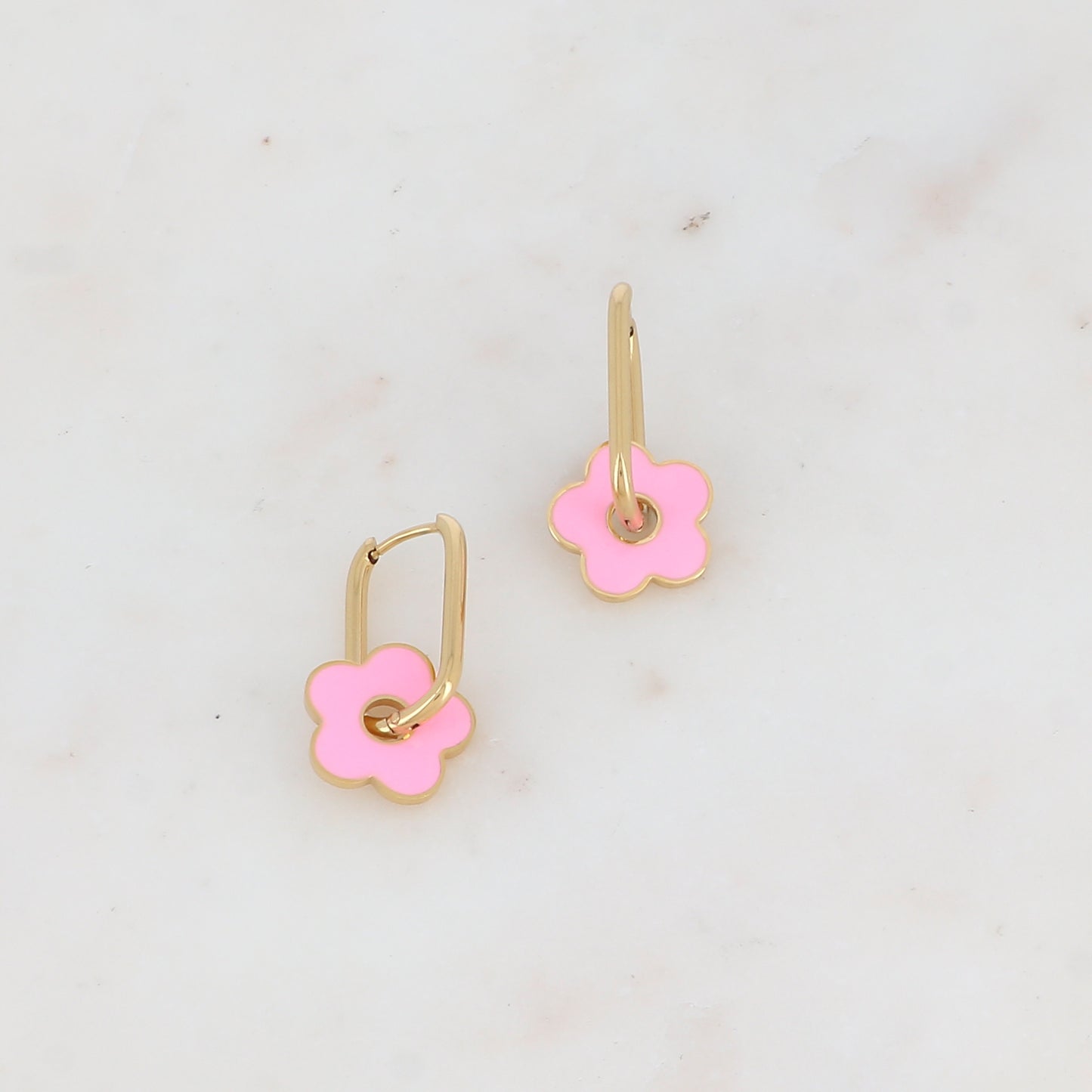 Créoles avec pièce forme fleur émaillée 1,55 x 2,9 cm.
