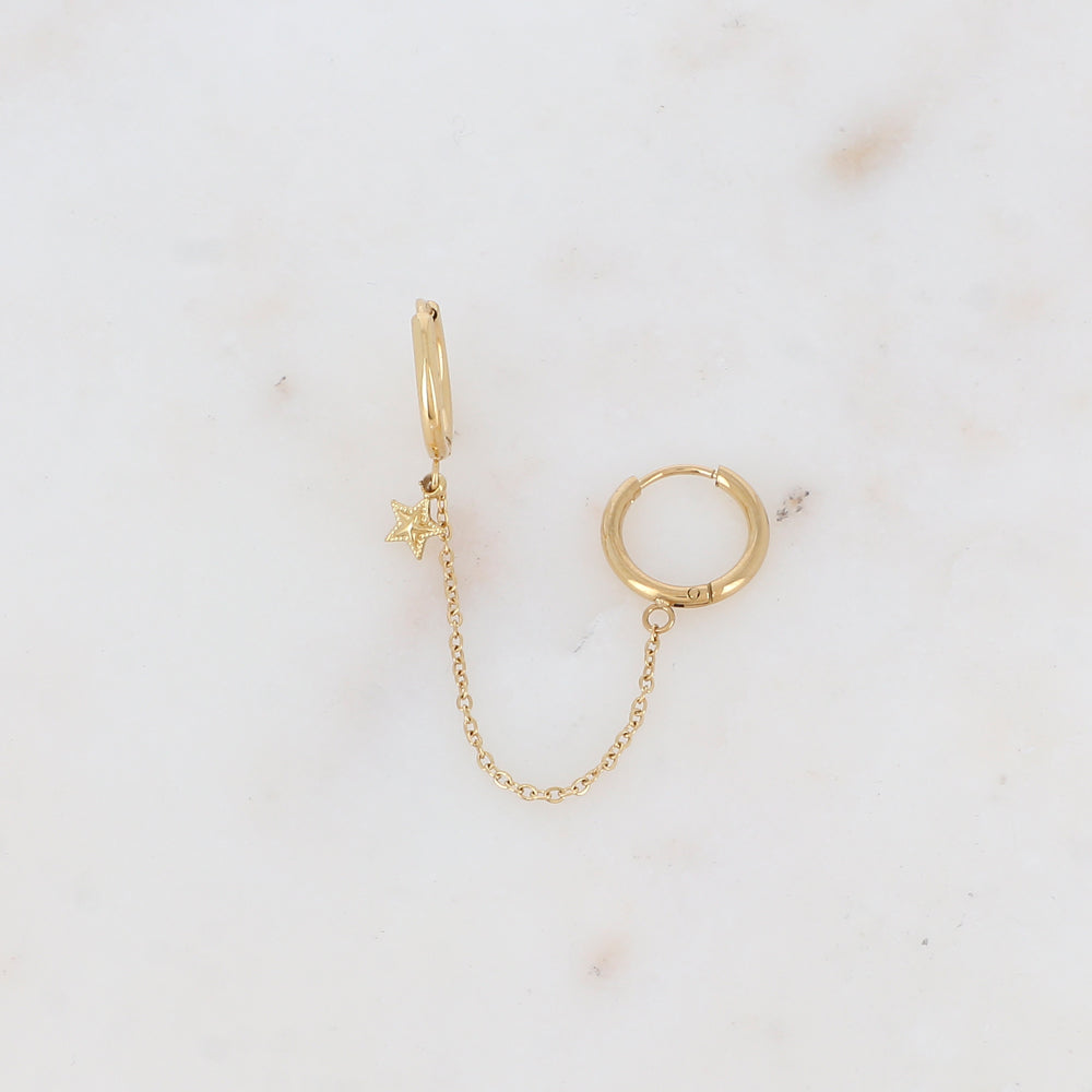 Mono créole avec chaîne, pampille forme étoile Longueur chaîne : 4,5 cm. Diamètre créoles: 1,2 cm