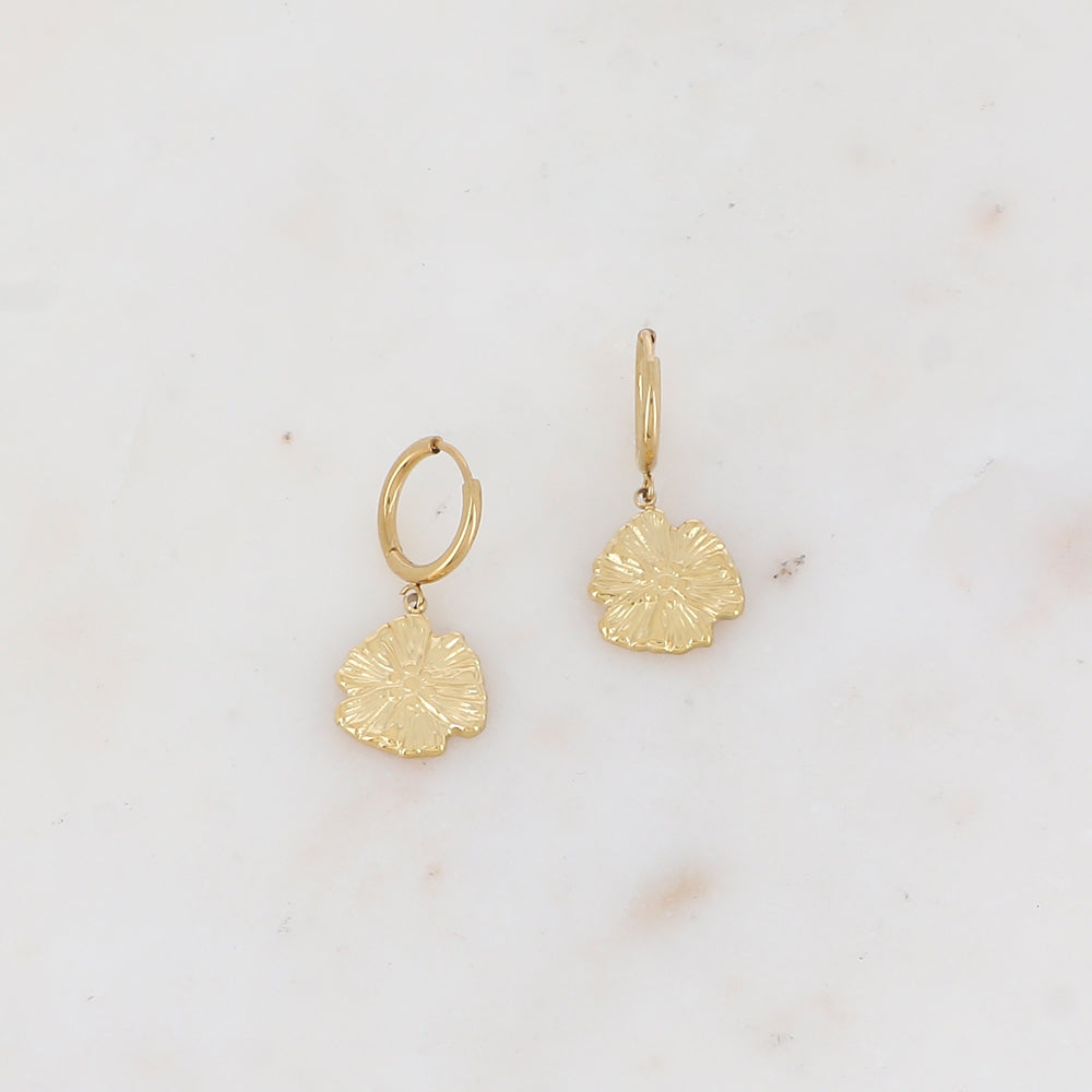 Créoles avec pendentif forme fleur texturé 1,3 x 2,8 cm.