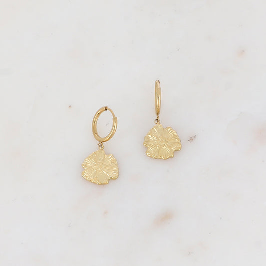 Créoles avec pendentif forme fleur texturé 1,3 x 2,8 cm.