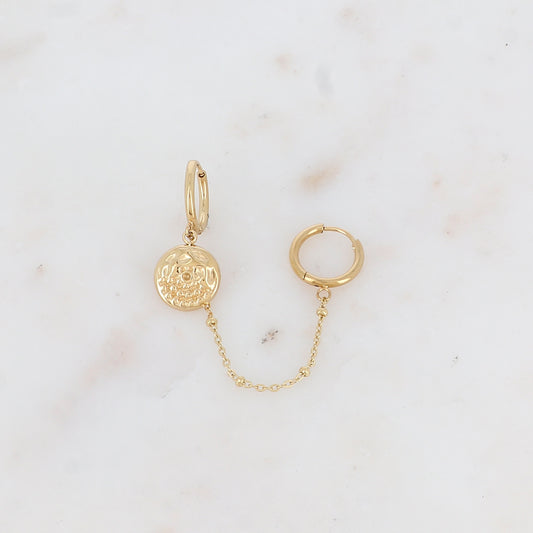 Mono boucle avec chaîne et pampille ronde texturée Longueur chaîne : 5,5 cm. Diamètre créoles: 1,2 cm